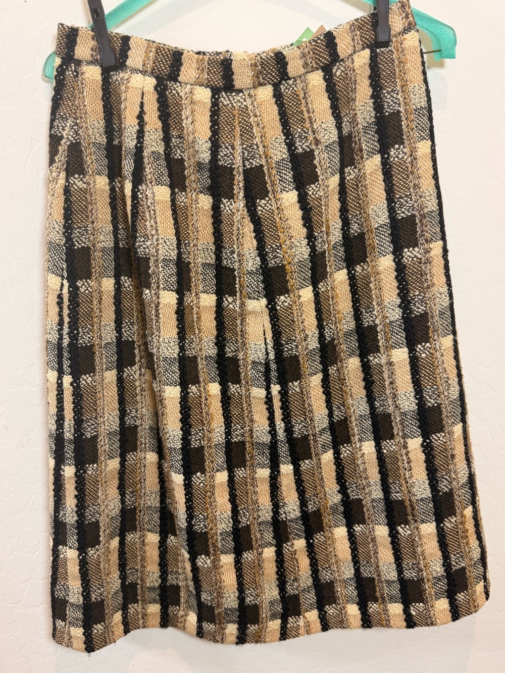 Vintage 80s Jaeger Plaid Pleated Wool Skirt in Beige and Black - Picture 4 of 6